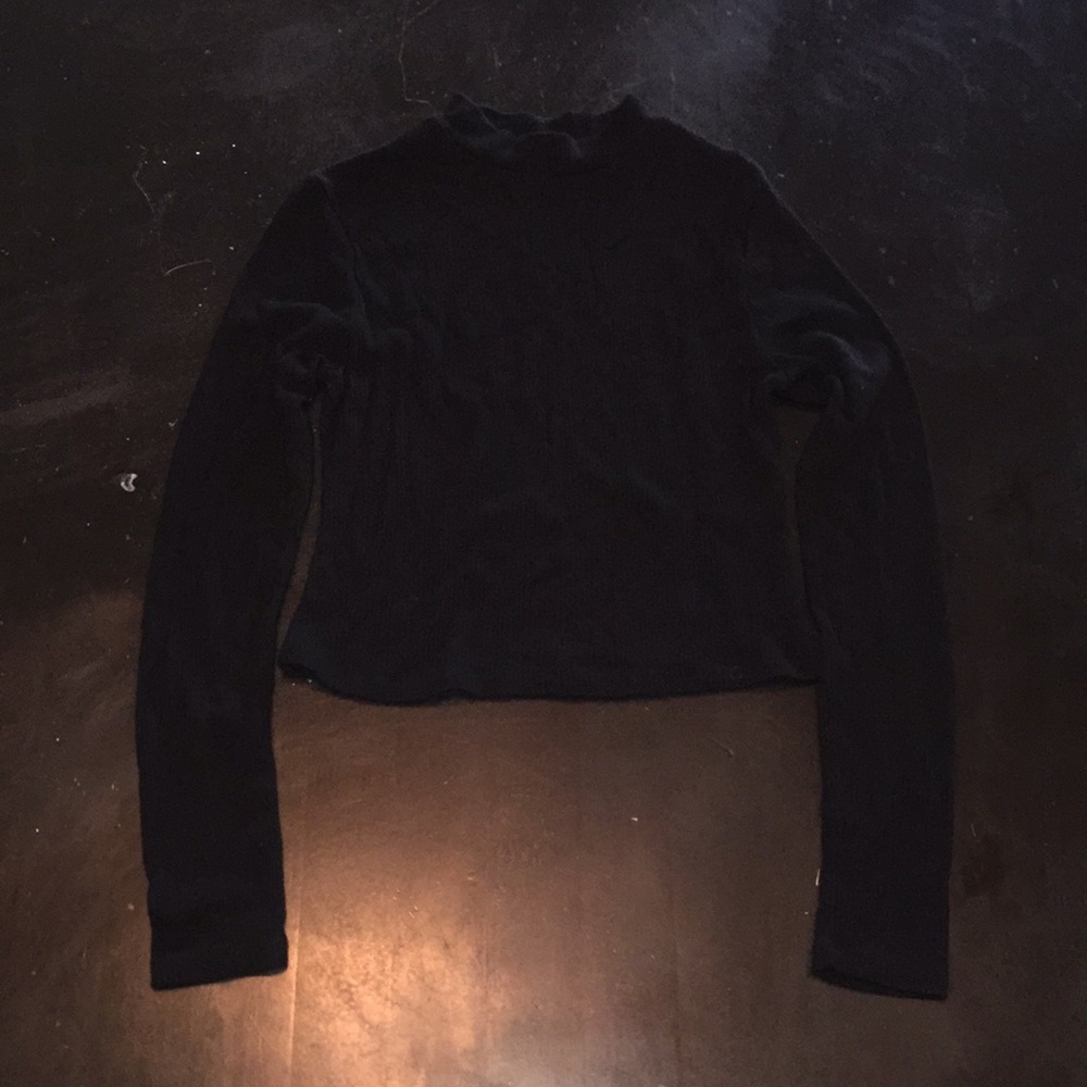 Black longe sleeved crop top